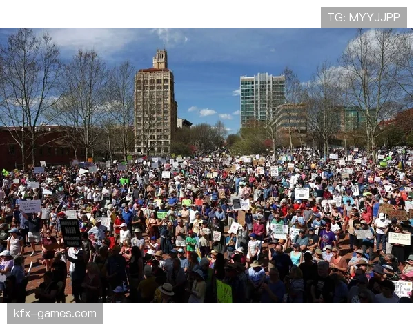 卢顿球迷集会抗议，呼吁提升球场安全与观赛体验