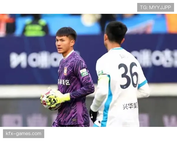 李昊神勇扑救助中国足球再创佳绩，状态回暖引关注