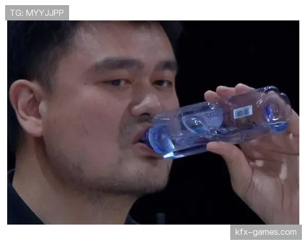 姚明拎塑料袋买菜那刻，巨人与“隔壁大叔”在同一画面抢镜