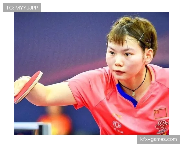 何卓佳上午汗流满面练球，傍晚手拎新包，这反差我看傻了