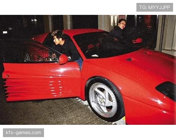 恩佐今儿又是豪车跟训练场两头跑，普通上班族都累瘫了他像开挂似的还带着笑气